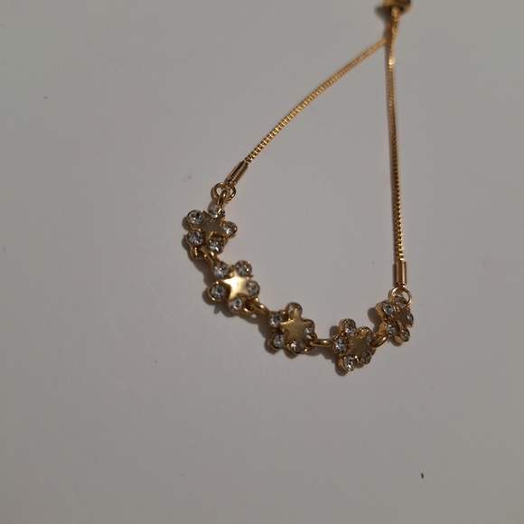 Goldtone flower bracelet- adjustable- New in package - Picture 2 of 2